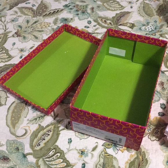 Large Tory Burch Gift Bag, shoe box and 3 sheets of tissue paper. - Picture 5 of 6